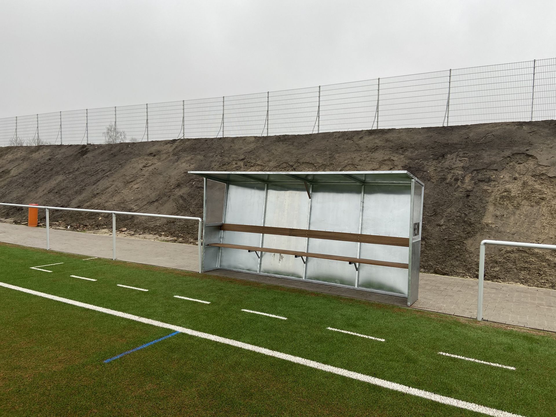 Bank mit Überdachung